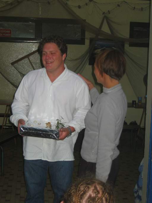 Petra bergibt das Geschenk im Namen aller