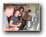 Beim Kochen: Carmelo, Andrea und Heike  